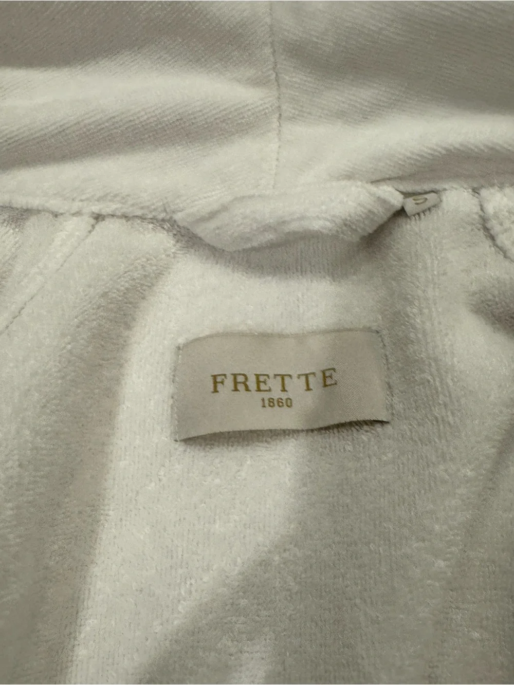 Frette White French Terri Plush Shawl-Collar Bath Robe with Belt never worn